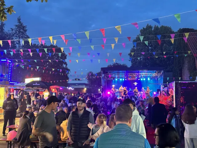Mitreißende Klänge und beste Stimmung: Musiker sorgen für den gelungenen Auftakt des Dorffests Maschen | Foto: Gewerbeverein Maschen