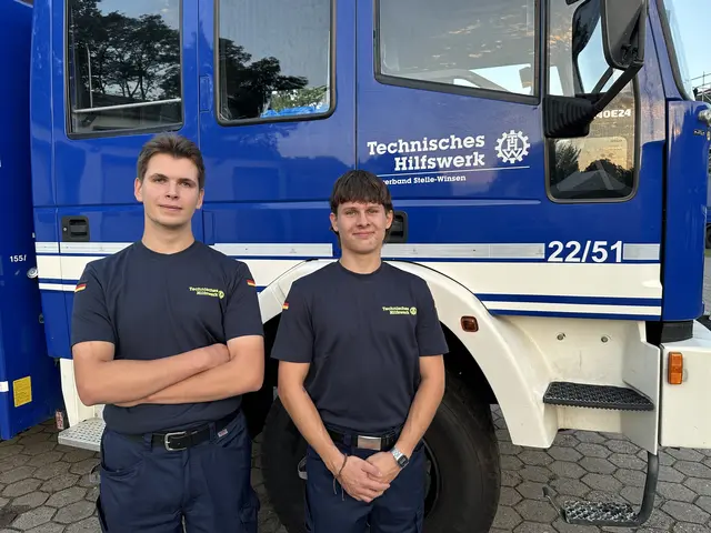  Lukas Seiler (li.) und Maximilian Wunschsind die neuen Bundesfreiwilligendienstler beim THW in Stelle | Foto: Christian Rohlfs