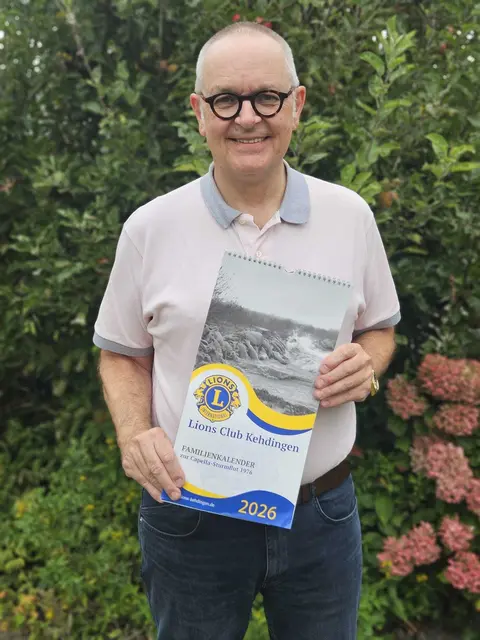  Lionspräsident Ulf Lorenzen freut sich über den Kalender im neuen Format | Foto: Jasmin Lorenzen