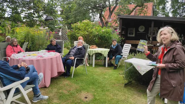 Elke Stoll (re.) bei einer früheren Lesung in Hardys Garten | Foto: Hardy