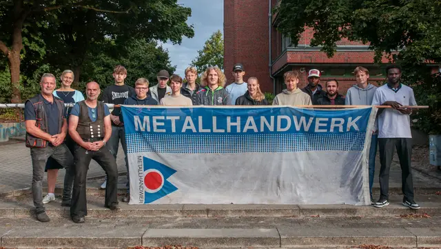 Berufsschullehrer Jan Dräger (v.li.) und Koordinatorin Sabine Lucks begleiteten Obermeister Jan Jürgens bei der Begrüßung der neuen Metall-Klasse. Einige der Auszubildenden waren betriebs- oder krankheitsbedingt verhindert | Foto: ks