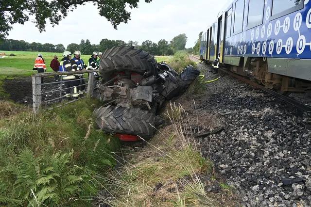 Der Trecker wurde bei dem Zugunglück in die Böschung geschleudert | Foto: Polizei