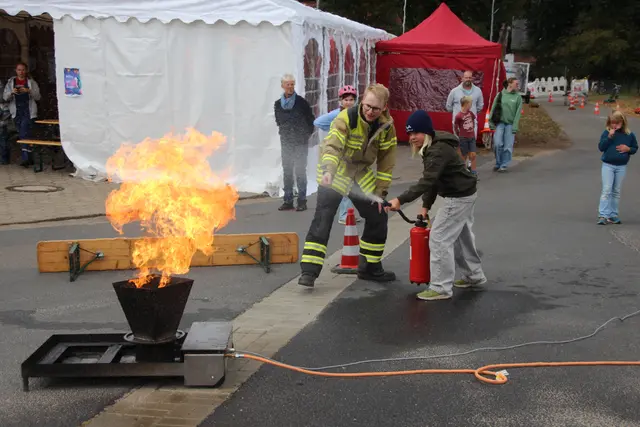 Kinder durften sich am Feuerlöschtrainer ausprobieren | Foto: Malte Tödter