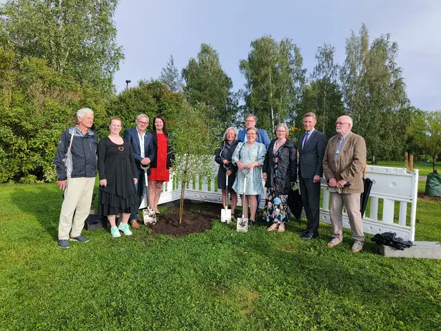 Gemeinsam pflanzten Städte- und Vereinsvertreter eine Kugel-Bruchweide an  | Foto: Katja Mälkki