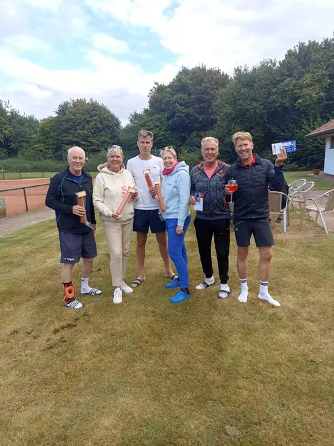 Die Sieger (v. li.): Rainer Dankers, Birgit Moll, Burkhard Vonnahme, Bettina Hasekamp-Harms, Eric Prenzel und Torsten von der Linde | Foto: Schnackenberg