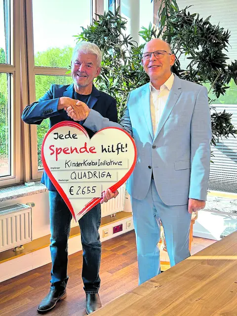Udo Pagenkämper (li., Vorsitzender der KKI) bedankt sich bei Rolf Vellguth für die Spende | Foto: KKI