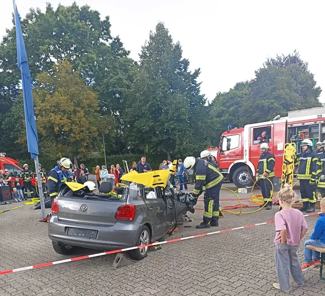 Feuerwehr aus Fredenbeck mit dem Spreitzer bei der Verletztenbergung im Einsatz | Foto: Schnackenberg
