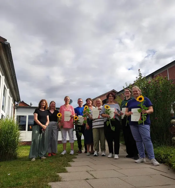 Die neuen Dorfmoderatorinnen und Dorfmoderatoren zusammen mit Ellen Giering (li.) von der Kreisvolkshochschule und der Ehrenamtsbeauftragten Birthe Gutjahr (2. v. li.) sowie Britta Kreuzer von der FAN (Mitte) | Foto: Landkreis Harburg