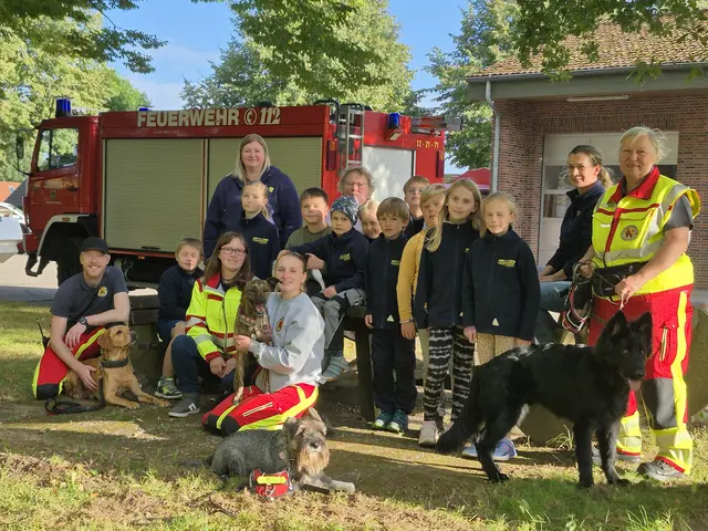 Verstanden sich auf Anhieb gut: die Kinder der Kinderfeuerwehr Nenndorf und die Vierbeiner der Rettungshundestaffel Hamburg, die natürlich in Begleitung ihrer Hundeführer angereist waren | Foto: pöp