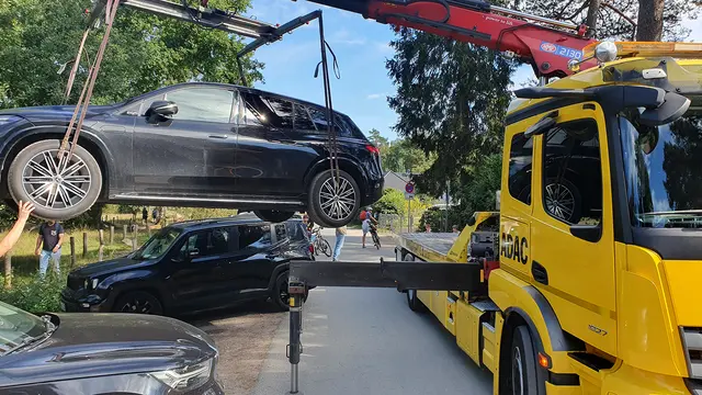 Rund um das Büsenbachtal ließ die Samtgemeinde am Sonntag drei Stunden lang Falschparker abschleppen, hier Am Büsenbach. Die Straßenbereite war unter 3,05 Meter, der Verkehr wurde behindert | Foto: Malissa