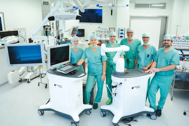 Menschliche Expertise trifft auf robotergestützte Präzision: Das OP-Team um Dr. Körner (3. v. re.) in Buxtehude und der SkyWalker™ Orthopädie-Roboter | Foto:  Elbe Kliniken / S. Braeutigam