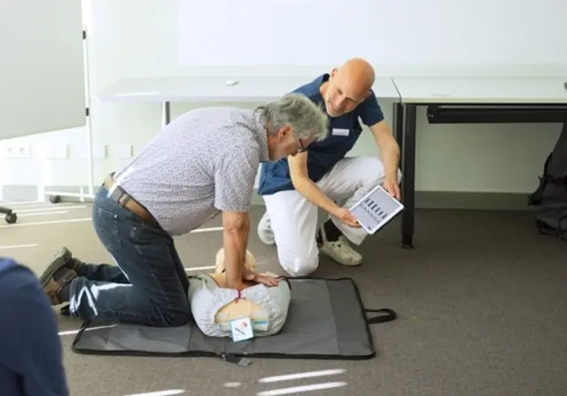 Im Notfall das richtige tun und richtig reanimieren: Das vermittelt der Leitende Oberarzt und Kardiologe Dr. Daniel Hausmann Interessierten an zwei Trainingsterminen in Winsen und Buchholz. | Foto: Krankenhaus Buchholz und Winsen