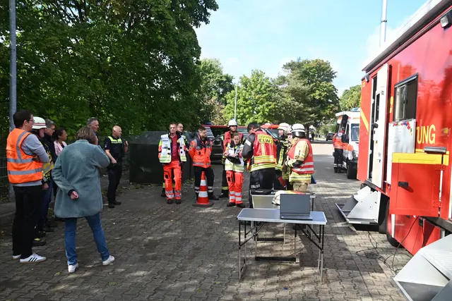 Einsatzbesprechung von Rettungsdienst, Polizei, Feuerwehr und Behördenmitarbeitern am ELW | Foto: Freiwillige Feuerwehr  Landkreis Harburg