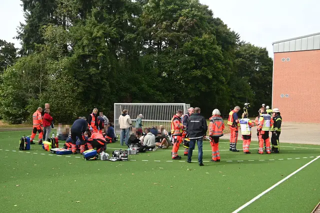 Versorgung der betroffenen Kinder | Foto: Freiwillige Feuerwehr Landkreis Harburg