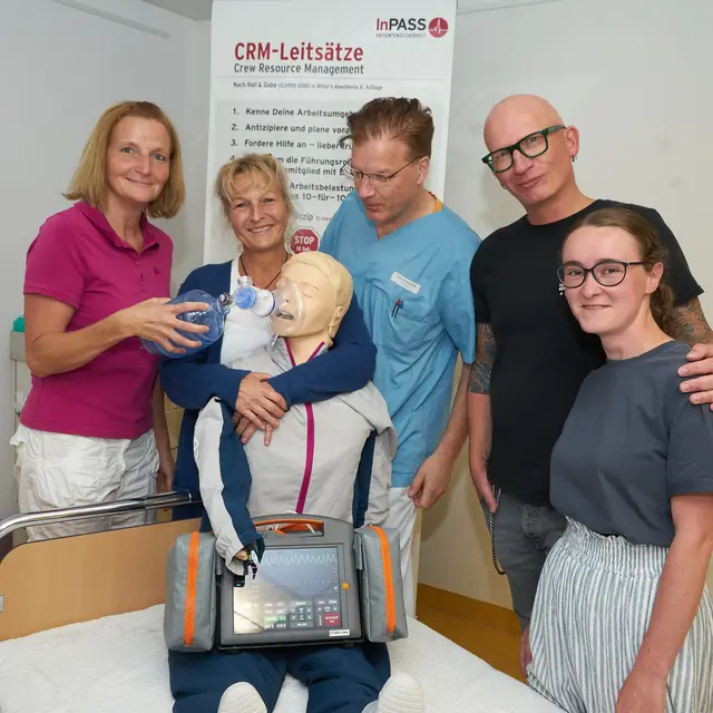 Sabrina Wiesensee (v. li., Fachpflegekraft für Anästhesie und Intensivmedizin und Kursorganisatorin), Dr. Annette Lorey-Tews (ärztliche Leiterin des Notarztdienstes und des ACLS-Trainings Centers), Oberarzt Dr. Kai Rathjen (Sektionsleiter Intensivmedizin), Karsten Wallenius (Funktionsoberarzt Anästhesie und stv. Leiter des ACLS-Trainings Centers), Larissa Betz, (Fachpflegekraft für Anästhesie und Intensivmedizin und Kursorganisatorin)

  | Foto: Krankenhäuser Buchholz Winsen