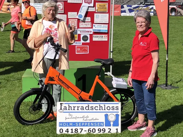 Gewinnerin Irmtraut Rieckmann (li.) mit der Organisatorin Karin Iske | Foto: Brunsberglauf e.V.