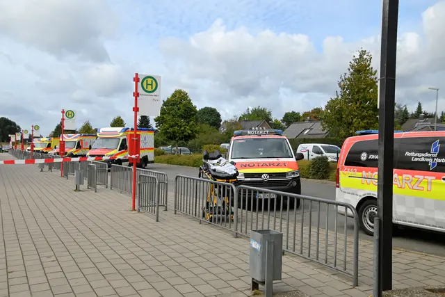 Einsatzfahrzeuge des Rettungsdienstes in der Bushaltestelle | Foto: Freiwillige Feuerwehr  Landkreis Harburg
