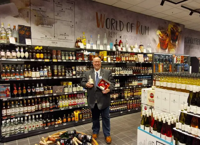 Meyer’s Frischecenter Hausleiter Hartmut Holst und Weinhaus Eggers &amp; Franke
laden am 1. Oktober zum exklusiven Rotwein-Tasting mit Anna Lefleur ein. | Foto: cku