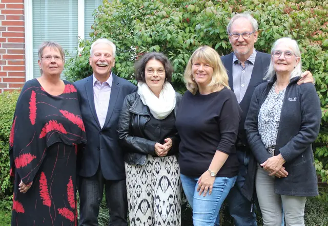 Auf dem Foto sind zu sehen, von links nach rechts....
 
Angelika Kammin - Beisitzende
Reinhard Lex - Schatzmeister
Julia Neuschwander - 2. Vorsitzende
Andrea Knoepffler-Rathjen  - 1. Vorsitzende
Achim Tribelhorn - Beisitzer
Uta Kynast-Tribelhorn - Beisitzende
es fehlt Uwe Stöss - Protokollführer | Foto: AKR