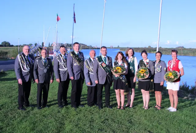Die Würdenträgerinnen und Würdenträger: Adjutant Edwin Wolf (li.), Kreismeister Senioren Harald Wilkens, Adjutant Arne Waller, Alterskreiskönig Jan Steffens, Adjutant Heinz Oellrich, Kreiskönig Björn Rath, Kreiskönigin Kristin Bernhardt, Adjutantin Sabine Schild, Alterskreiskönigin Regina Stüven, Adjutantin Tamara Cassau, Kreismeisterin Seniorinnen Kerstin Schneegans. | Foto: Rolf Brandt