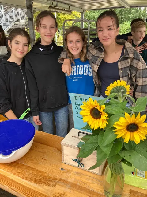 Liubov Taganova, Maaje Blechschmidt, Mira Erhorn und Ella Ryll (v.li.) aus der Klasse 8e servierten Pellkartoffeln mit Quark und Apfelkuchen