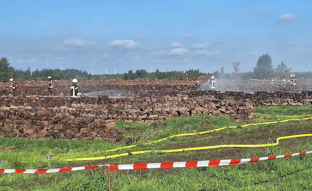 Löscharbeiten im Kehdinger Moor bei Wischhafen | Foto: Feuerwehr