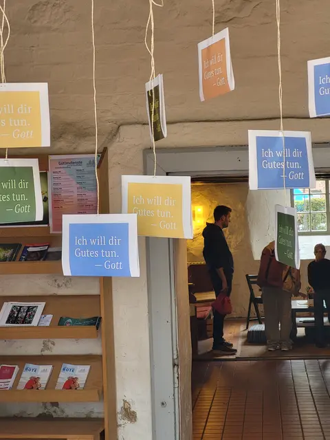 Im Kircheneingang hingen Sprüche zum Thema "Tut gut" | Foto: ce