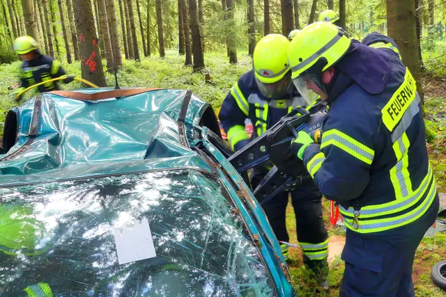 Mit schwerem Rettungsgerät werden Personen aus einem Auto befreit | Foto: Feuerwehr