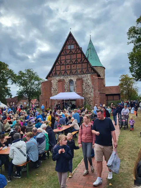 Auf dem Platz an der St.-Johannis-Kirche herrschte wieder reger Besucherandrang | Foto: ce