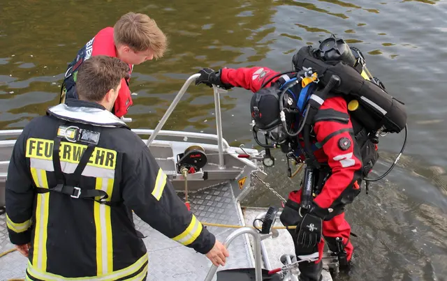 Ein Taucher geht im Bremervörder Hafen zu Wasser | Foto: Feuerwehr