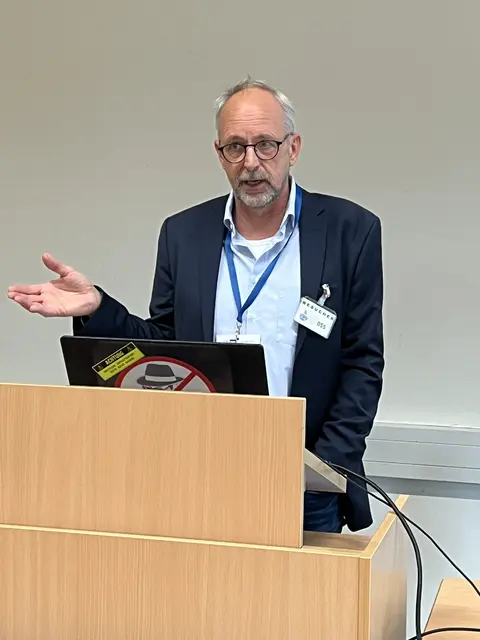Jörg Peine-Paulsen schilderte anhand eindrucksvoller Beispiele, was passiert, wenn Unternehmen den Selbstschutz vernachlässigen | Foto: IHK Elbe-Weser / Kirsten Kronberg
