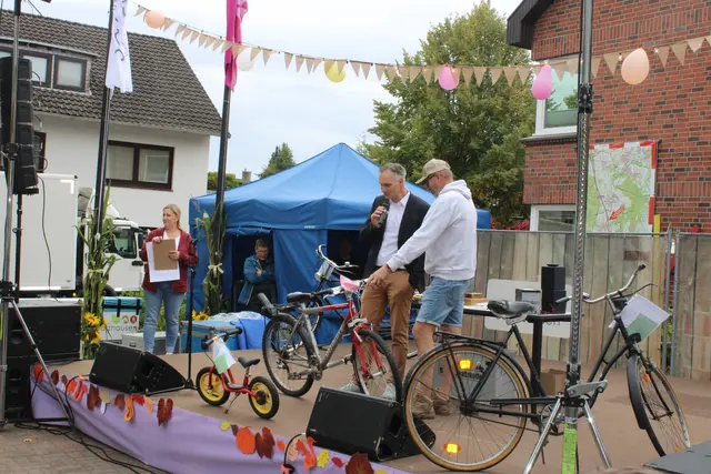 Versteigerten auch Fahrräder zugunsten des Jugendzentrums Salzhausen: Gemeindedirektor Jens Köster (Mi.) sowie eine Mitarbeiter Gabriele Fischer und Jörg Kraus | Foto: ce