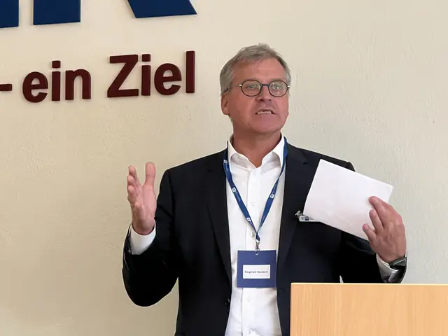 Siegfried Deutsch, stellvertretender Hauptgeschäftsführer der IHK Elbe-Weser, möchte mit dem neuen Arbeitskreis Wissenslücken schließen und Lösungen erarbeiten | Foto: IHK Elbe-Weser / Kirsten Kronberg