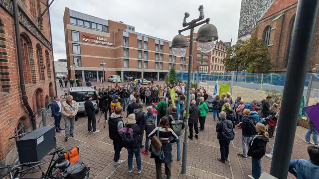 Nur rund 100 Neubautrassen-Befürworter, überwiegend im mittleren und gehobenen Alter, nahmen an der Aktion in Hannover teil
