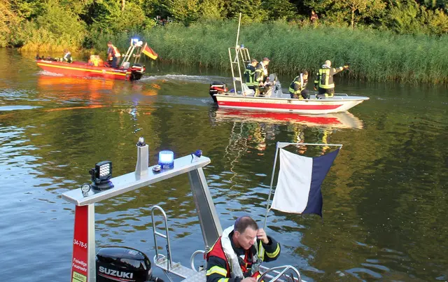 Drei Boote der Stader Feuerwehrbereitschaft waren an der Wasserrettungsübung beteiligt  | Foto: Feuerwehr