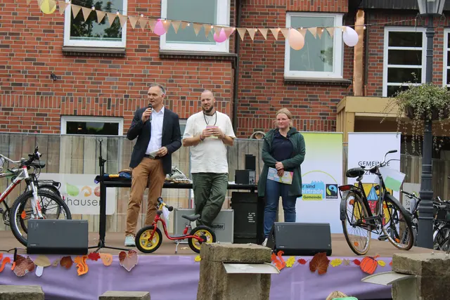 Vor der Versteigerung sprach Gemeindedirektor Jens Köster (v. li.) mit Andreas Brammer und Lea Thewes vom Jugendzentrum, an das der Erlös der Auktion geht | Foto: ce