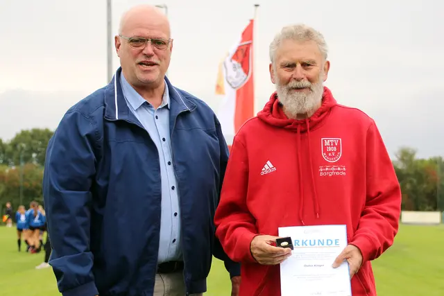 Dieter Kröger (rechts) erhält von Uwe Weski (Kreissportbund Stade) Urkunde und die goldene Ehrennadel des Landessportbundes. | Foto: MTV Wangersen