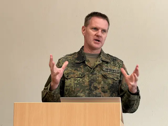 Oberstleutnant Kai Prozeske gab einen Einblick in die Komplexität der Logistik zur Versorgung der Bundeswehr, die im Ernstfall auch auf die Unterstützung ziviler Organisationen angewiesen ist. | Foto: IHK Elbe-Weser / Kirsten Kronberg