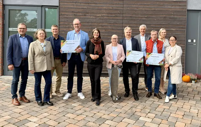 Bei der Förderbescheidübergabe (v. li.): Lienhard Varoga (Teildezernatsleiter Strukturförderung im ländlichen Raum, Amt für regionale Landesentwicklung Lüneburg), Gunda Kiefaber (stellvertretende Gemeindedirektorin Nottensdorf), Matthias Schröder (Leiter der AG Freizeitpark Dorfregion Bliedersdorf/Nottensdorf), Hartmut Huber (ehrenamtlicher Bürgermeister Nottensdorf), Ministerin Miriam Staudte, Nadja Weippert (Bürgermeisterin Tostedt), Peter Dörsam (Samtgemeindebürgermeister), Torsten Oestmann (Bürgermeister Stadt Rotenburg (Wümme), Mirco Klee (Stadtratsmitglied aus Borchel), Christiane Unruh (Teildezernatsleiterin, Strukturförderung im ländlichen Raum, Amt für regionale Landesentwicklung Lüneburg), Annika Wangerin (Dezernatsleiterin Strukturförderung im ländlichen Raum, Amt für regionale Landesentwicklung Lüneburg) | Foto: Philip Werk