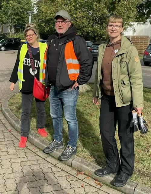 Das engagierte Bürgermeisterteam v.li.: Manuela Bunde (SPD), Peter Langenbeck (CDU) und Sandra Lerz (Grüne) bei einem Meckelfelder Herbstputz | Foto: sra