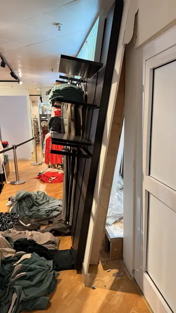 Das beschädigte Schaufenster und  Regal im Kaufhaus in Dollern | Foto: Polizei