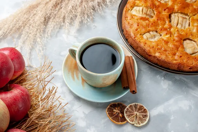 Klönschnack bei Kaffee und Kuchen – so macht der Herbst Spaß | Foto: freepik