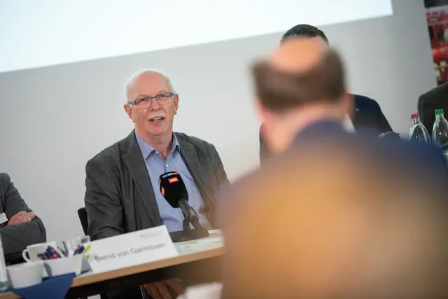 „Niedersachsens Landwirtinnen und Landwirte haben in diesem Jahr trotz teilweise extremer Wetterverhältnisse eine beachtliche Ernte mit deutlich gestiegenen Erträgen eingefahren“, sagte Gerhard Schwetje, Präsident der Landwirtschaftskammer Niedersachsen, am Donnerstag (18. September) in Hannover. Die aktuellen Marktpreise insbesondere für Getreide und Kartoffeln trübten jedoch die Freude über die erfolgreiche Arbeit auf dem Acker | Foto: Hanraets/Landwirtschaftskammer Niedersachsen