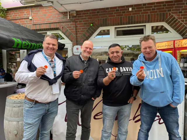 Der Hittfelder Gewerbeverein bereitete Kindern auf dem Dorffest eine Freude: Timo Brand (2.Vorsitzender), Guido Mönke, Khalid Arabbay, Thorben Schmidt (Bühnenmanager) | Foto: Gewerbeverein Hittfeld