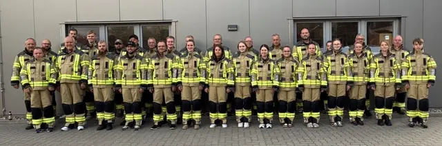 Kameradinnen und Kameraden präsentieren ihre neue Einsatzschutzbekleidung | Foto: Lutz Wreide