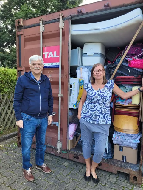Vor dem vollen Container: Zum Beispiel Christine Gieler aus Buchholz spendete nützliche Dinge für das Krankenhaus in Livingstone, Dr. Werner Huber nahm sie in Empfang | Foto: Hannelore Huber