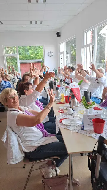 Beim Plattdeutschen Nachmittag im Bürgerhaus Drochtersen feierten Chor und Gäste gemeinsam | Foto: Chor Wischhafen