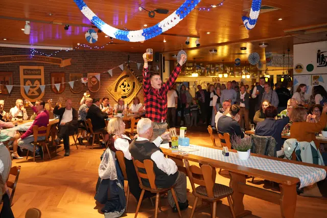 Ein Prosit der Gemütlichkeit – ausgelassene Stimmung beim Oktoberfest | Foto: Sk Ohlendorf von 1900 e.V.