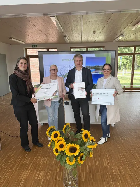Ministerin Miriam Staudte (li.) und Annika Wangerin (Dezernatsleiterin Strukturförderung im ländlichen Raum, Amt für regionale Landesentwicklung Lüneburg, re.) übergaben den Förderbescheid an Bürgermeisterin Nadja Weippert und Samtgemeinde-Bürgermeister Dr. Peter Dörsam | Foto: Philip Werk