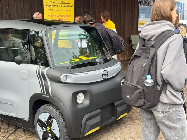 Ausbildung zum Anfassen: Autohaus in Hanstedt hatte großen Zulauf, auch durch das bei Schülern sehr beliebte Auto. | Foto: WOCHENBLATT/cku